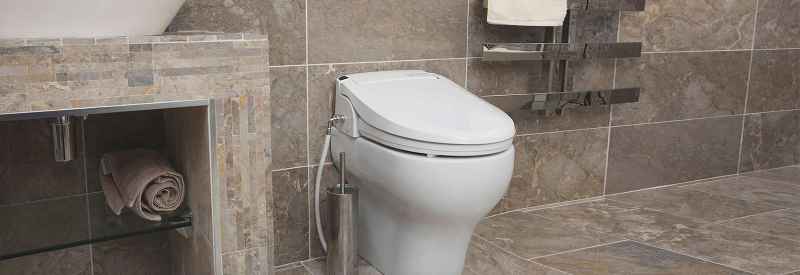 Aquatec Pure Bidet von Invacare Aquatec Pure Bidet WC-Aufsatz auf einer Toilette im Badezimmer